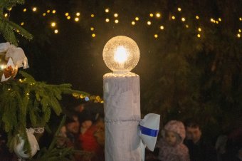 Meggyújtották Csíkszereda adventi koszorújának első gyertyáját