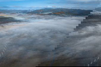 Sűrű köd csökkenti a látótávolságot Hargita és Kovászna megyében