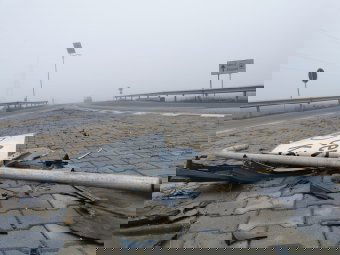 Közlekedési táblát ütött el az elkerülőúti körforgalomban