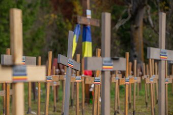 Hosszabb távra terveznek a román nacionalisták Úzvölgyében? Időtállóbb fakeresztekre cserélték az elkorhadtakat