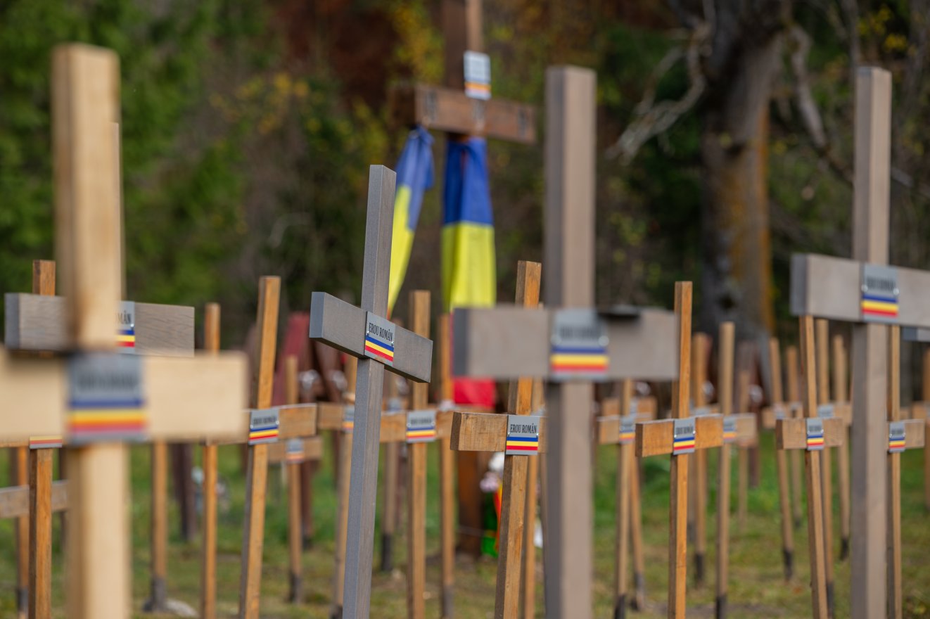 Hosszabb távra terveznek a román nacionalisták Úzvölgyében? Időtállóbb fakeresztekre cserélték az elkorhadtakat