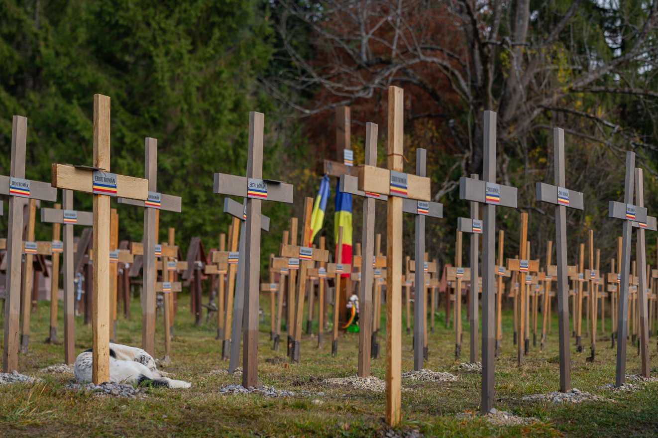 Hosszabb távra terveznek a román nacionalisták Úzvölgyében? Időtállóbb fakeresztekre cserélték az elkorhadtakat