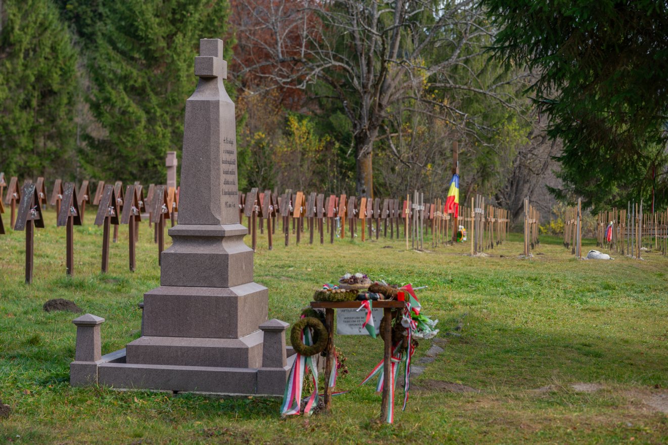 Hosszabb távra terveznek a román nacionalisták Úzvölgyében? Időtállóbb fakeresztekre cserélték az elkorhadtakat