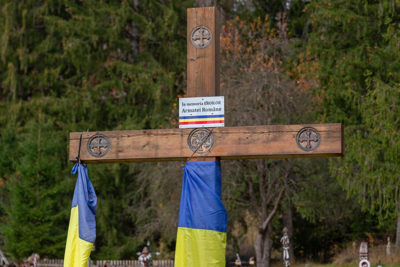 Hosszabb távra terveznek a román nacionalisták Úzvölgyében? Időtállóbb fakeresztekre cserélték az elkorhadtakat