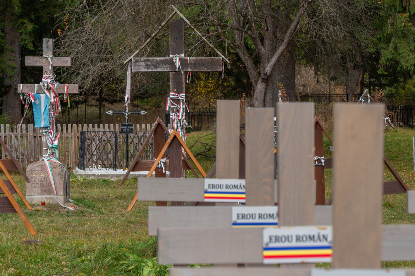 Hosszabb távra terveznek a román nacionalisták Úzvölgyében? Időtállóbb fakeresztekre cserélték az elkorhadtakat