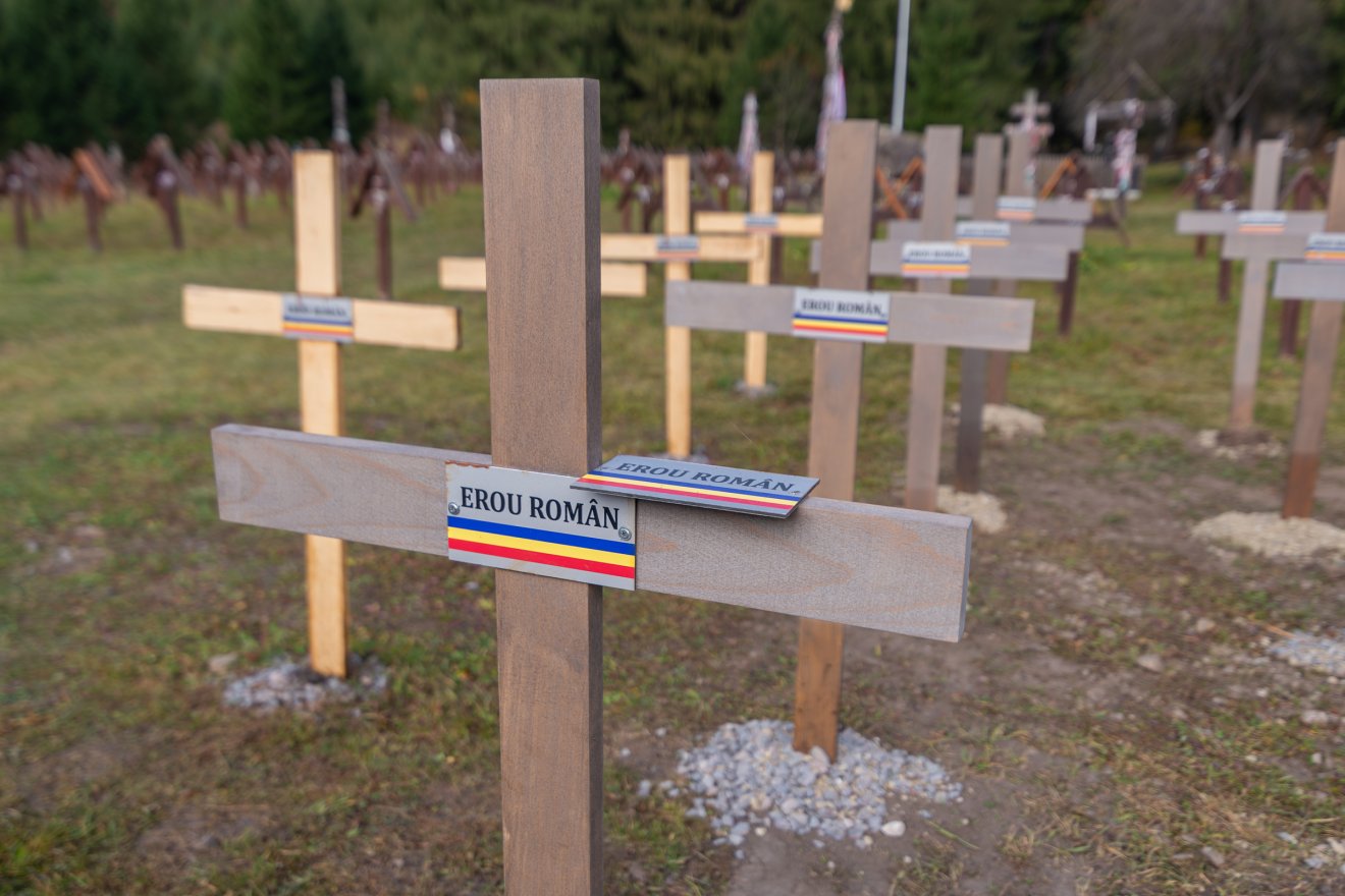 Hosszabb távra terveznek a román nacionalisták Úzvölgyében? Időtállóbb fakeresztekre cserélték az elkorhadtakat