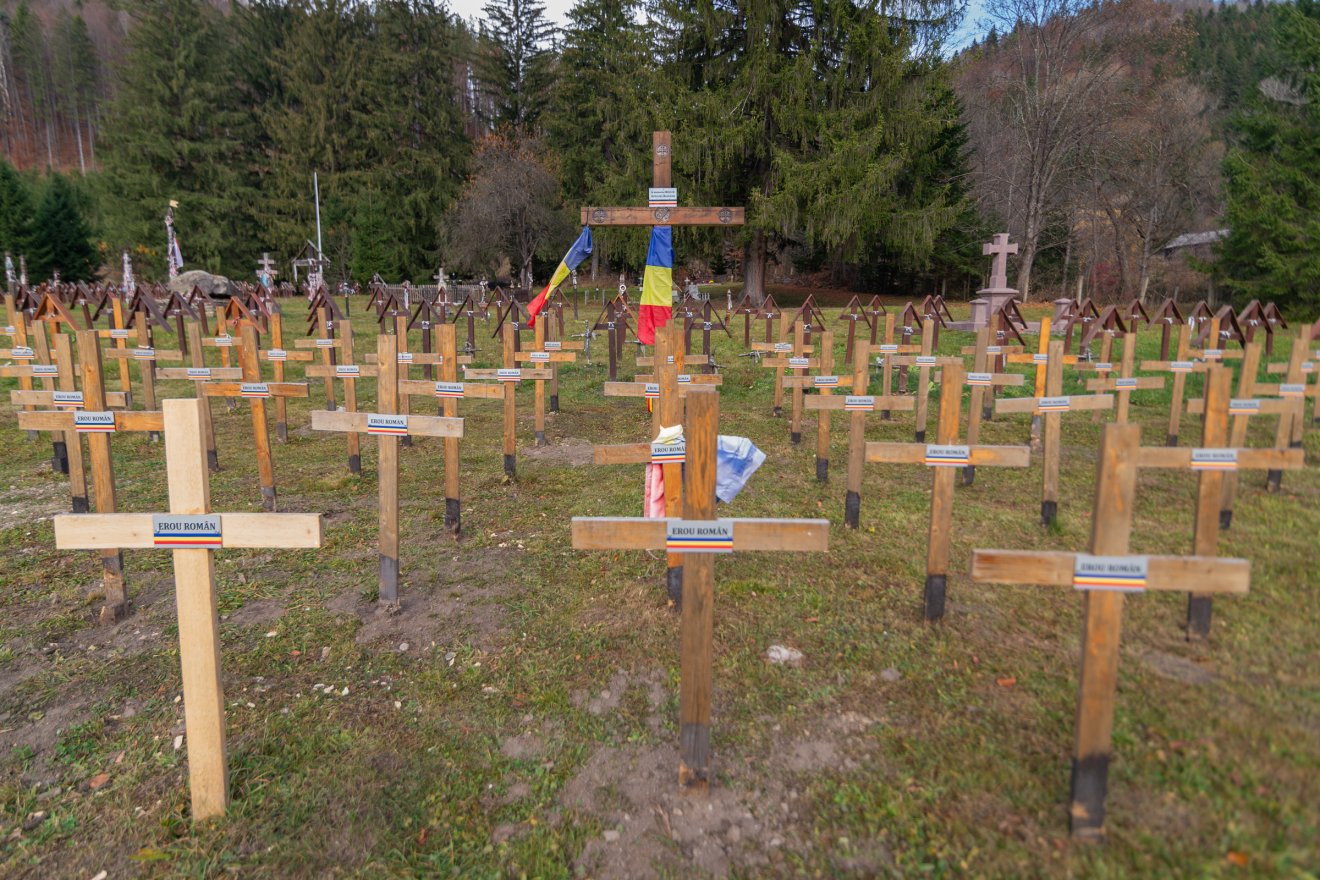 Hosszabb távra terveznek a román nacionalisták Úzvölgyében? Időtállóbb fakeresztekre cserélték az elkorhadtakat