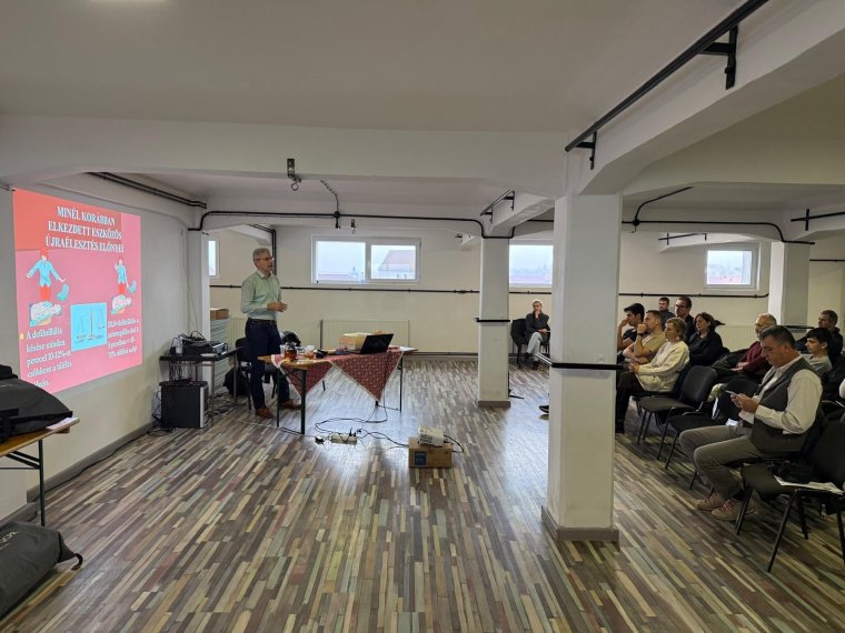 Életeket mentő képzés: defibrillátort is kaptak a csíkszeredai kulturális intézmények