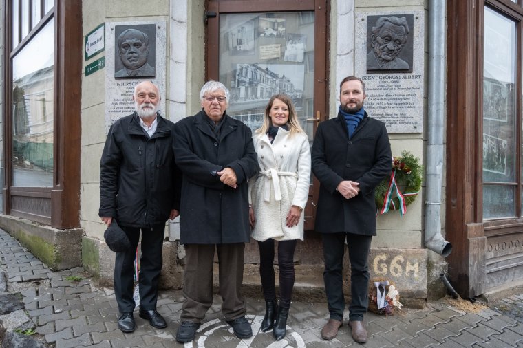 Koszorúkkal tisztelegtek Szent-Györgyi Albert és Hirsch Hugó emléke előtt Csíkszeredában