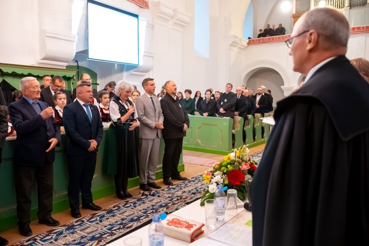 Az egyházért végzett áldozatos szolgálatukért részesültek elismerésben
