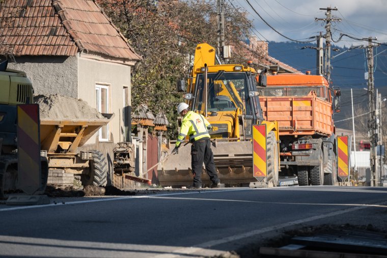 Vízvezeték-építés forgalmi akadályokkal