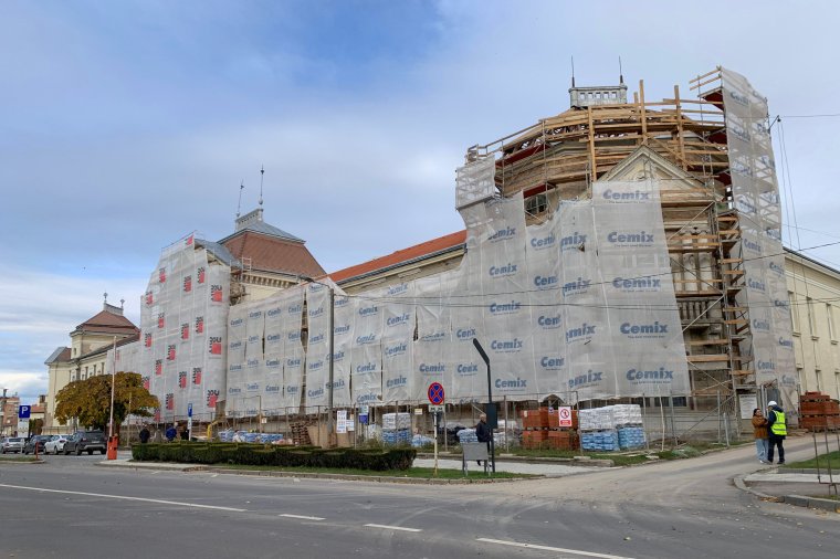 „Ketyegő bomba” volt a csíkszeredai városháza, az utolsó pillanatban kezdték el a felújítását