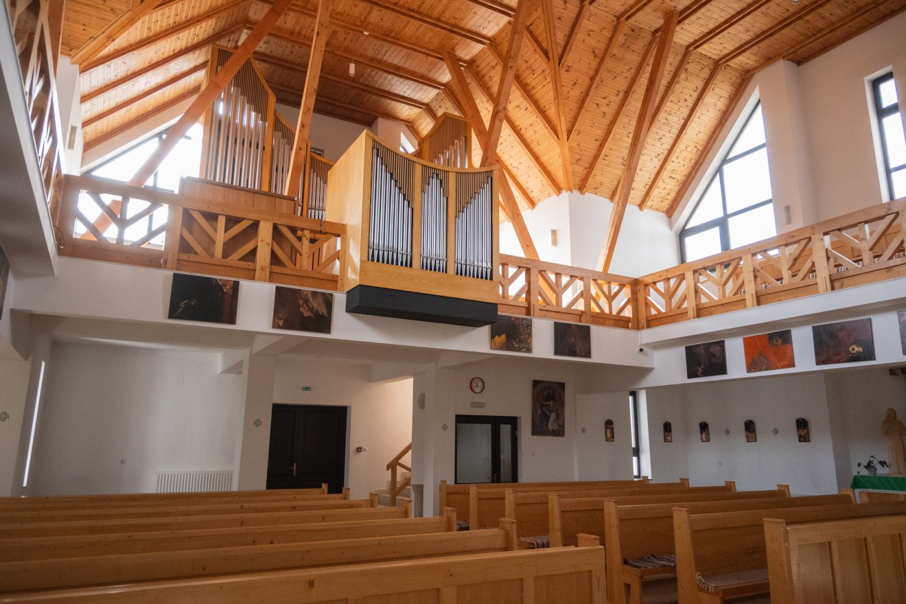 Sípos orgona szólal meg ezentúl a poklondfalvi kápolnában •  Fotó: Borbély Fanni