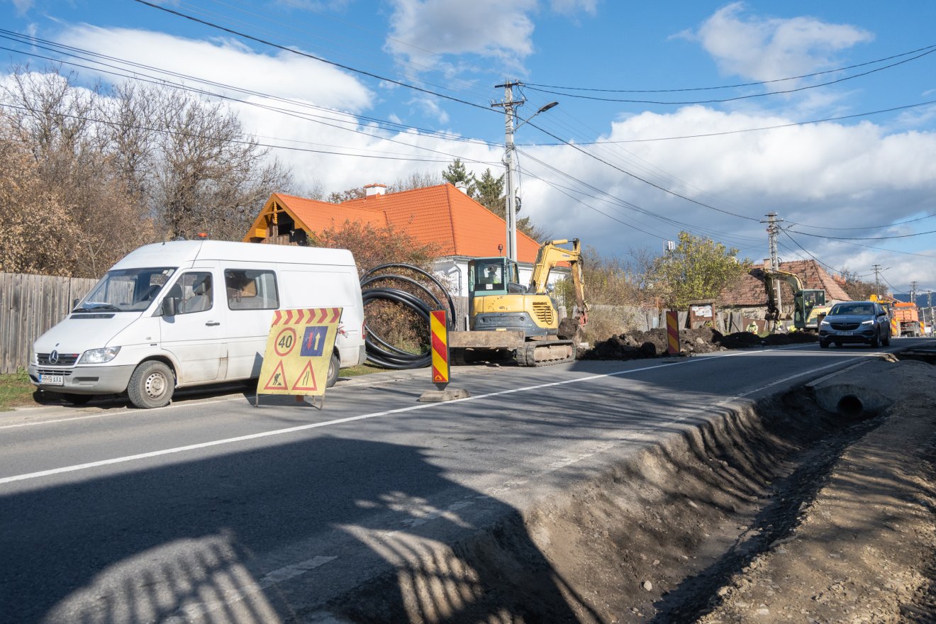 Még lesznek útlezárások a munkálatok miatt. Vízvezeték épül. •  Fotó: Borbély Fanni