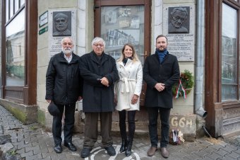 Koszorúkkal tisztelegtek Szent-Györgyi Albert és Hirsch Hugó emléke előtt Csíkszeredában
