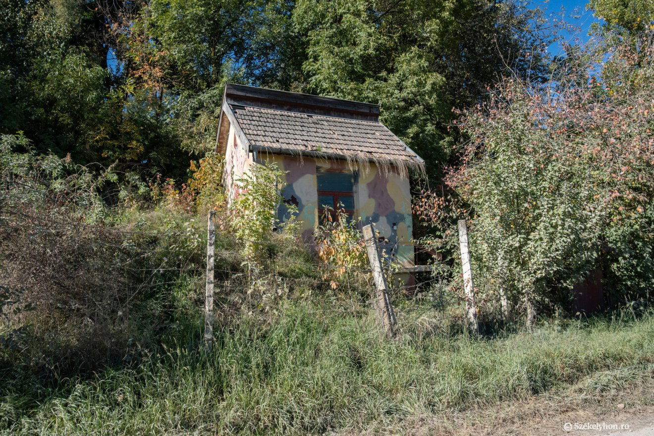 Elhagyatottnak tűnő építmény a szécsenyi katonai gyakorlótérhez vezető út elején •  Fotó: Borbély Fanni