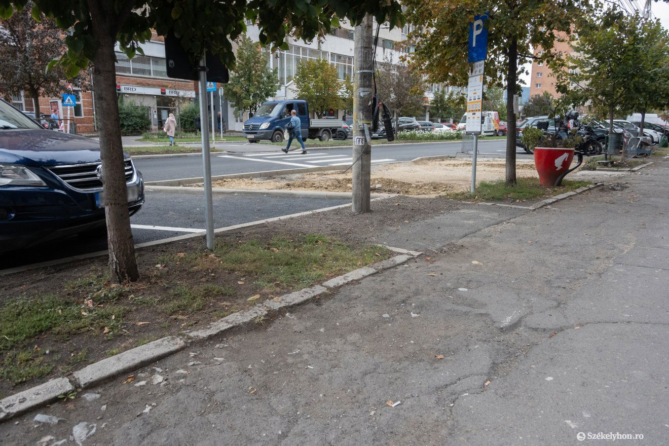 Ezt a járdaszakaszt fel fogják újítani a Kossuth utcában • Fotó: Borbély Fanni