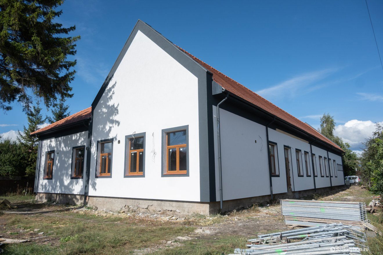 Jövőben végeznek a munkával, akkor lesz a költözés is. Készül az új községháza •  Fotó: Borbély Fanni