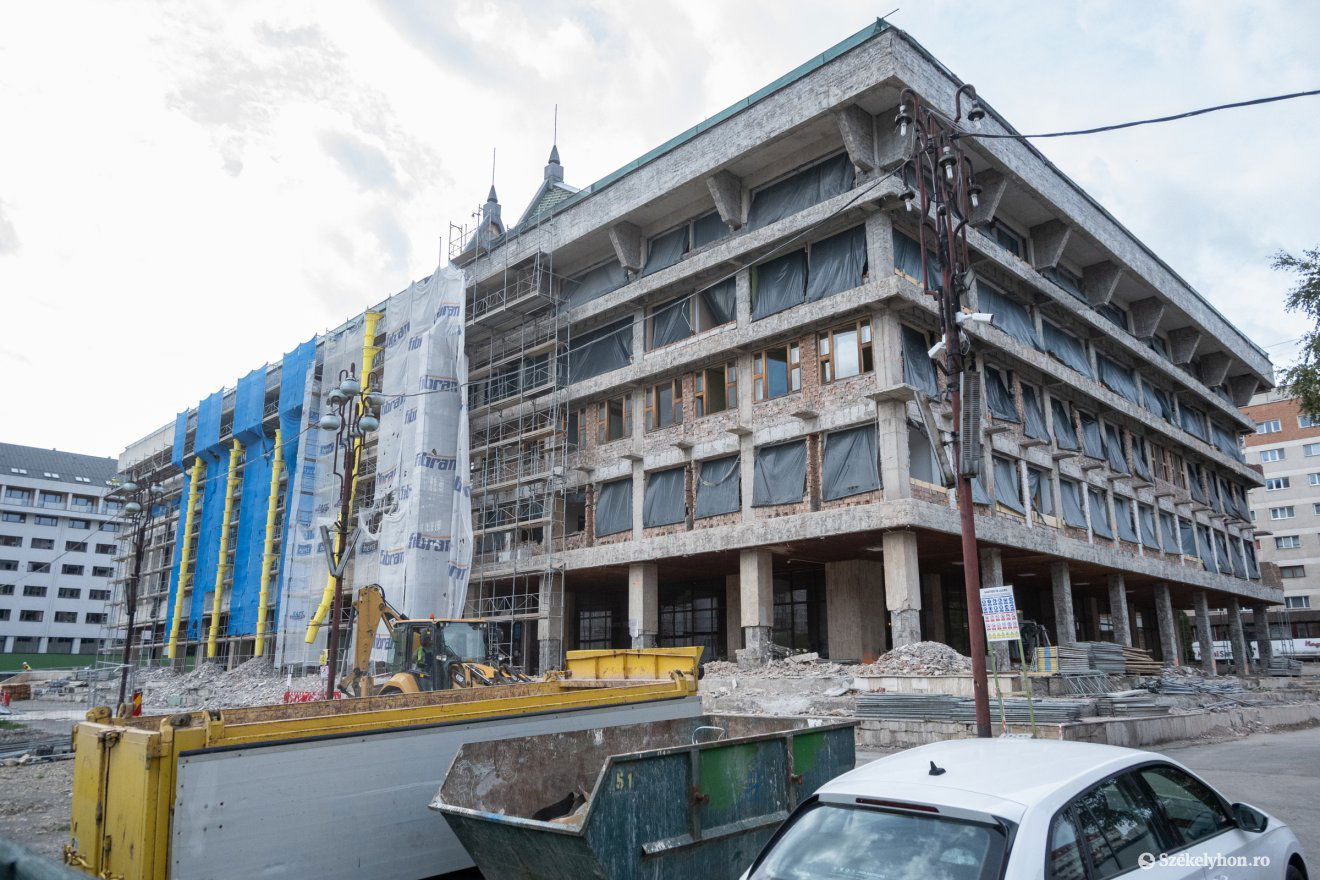 Elkezdődött Hargita Megye Tanácsa épületének a felújítása &bullet;  Fotó: Borbély Fanni