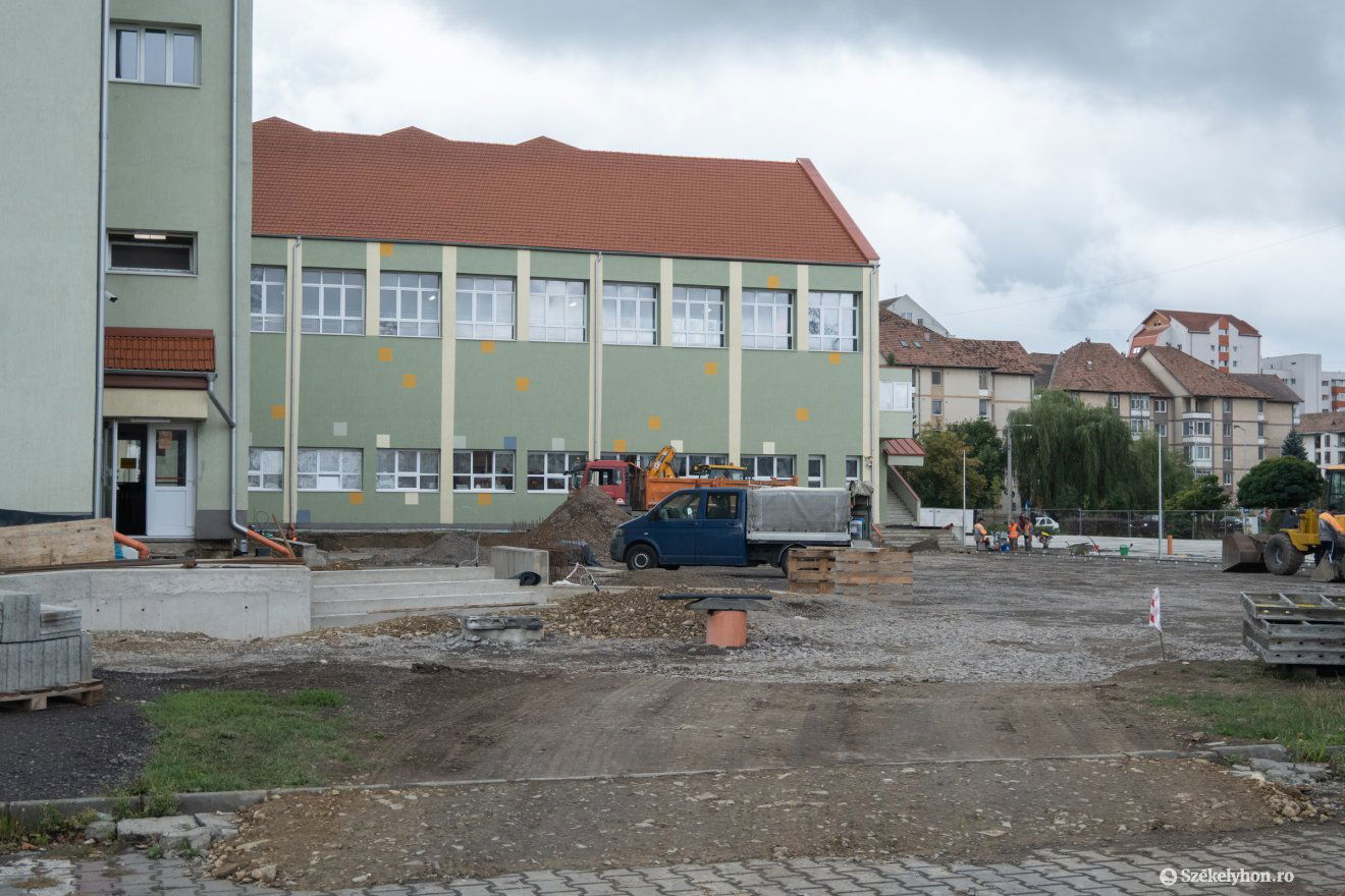 Még zajlik az udvar felújítása •  Fotó: Borbély Fanni