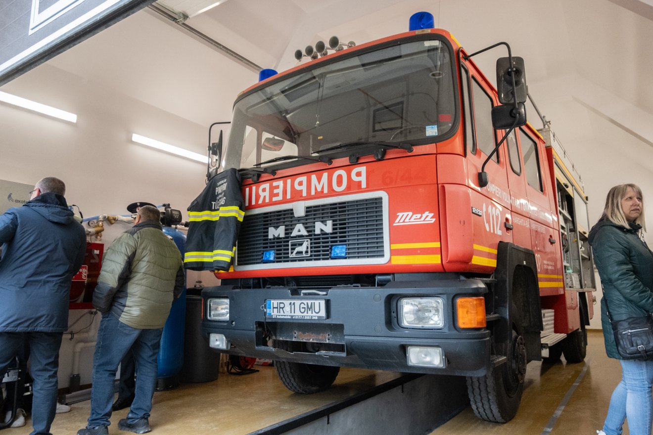 Az adományba kapott tűzoltóautó •  Fotó: Borbély Fanni