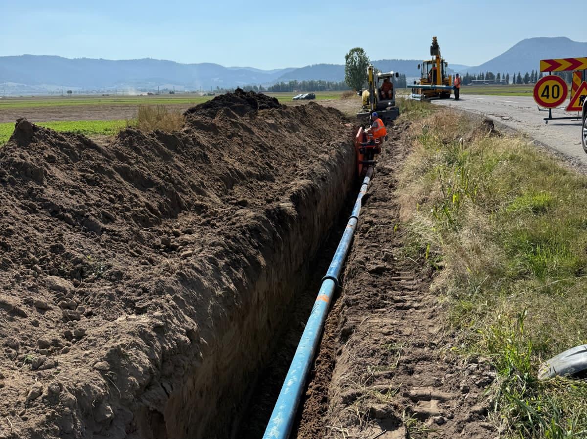 Csíkverebes területén dolgozik a kivitelező a csövek földbe helyezésével. Nem készül el idén a teljes vezeték • Fotó: Tusnádfürdő Polgármesteri Hivatala