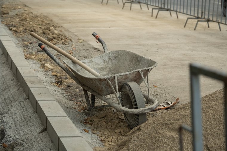 Megvan, hogy milyen beruházásokat függeszthetnek fel ezekben a szűk időkben
