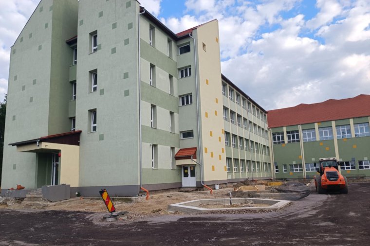 A szemünk láttára alakul át a Nagy Imre Általános Iskola udvara