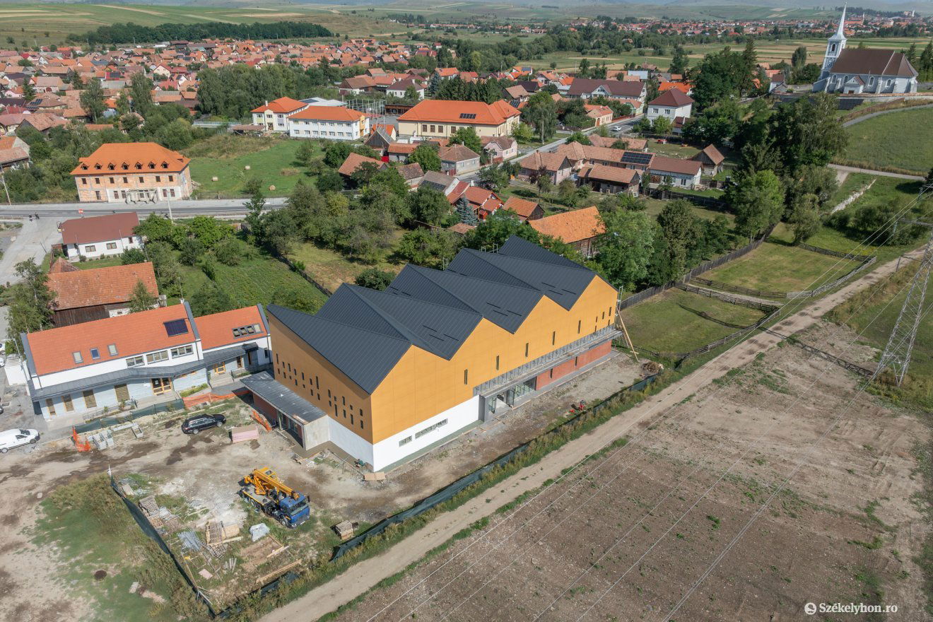 Formabontó kialakítású kultúrház készül. Szeptemberben szeretnének végezni •  Fotó: Pinti Attila