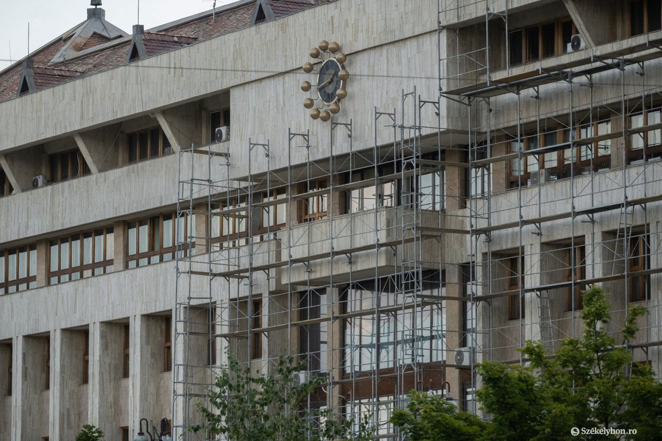 Tucatnyi intézménynek ad helyet a csíkszeredai megyeháza. A felújítás idejére minden hivatal elköltözött •  Fotó: Borbély Fanni