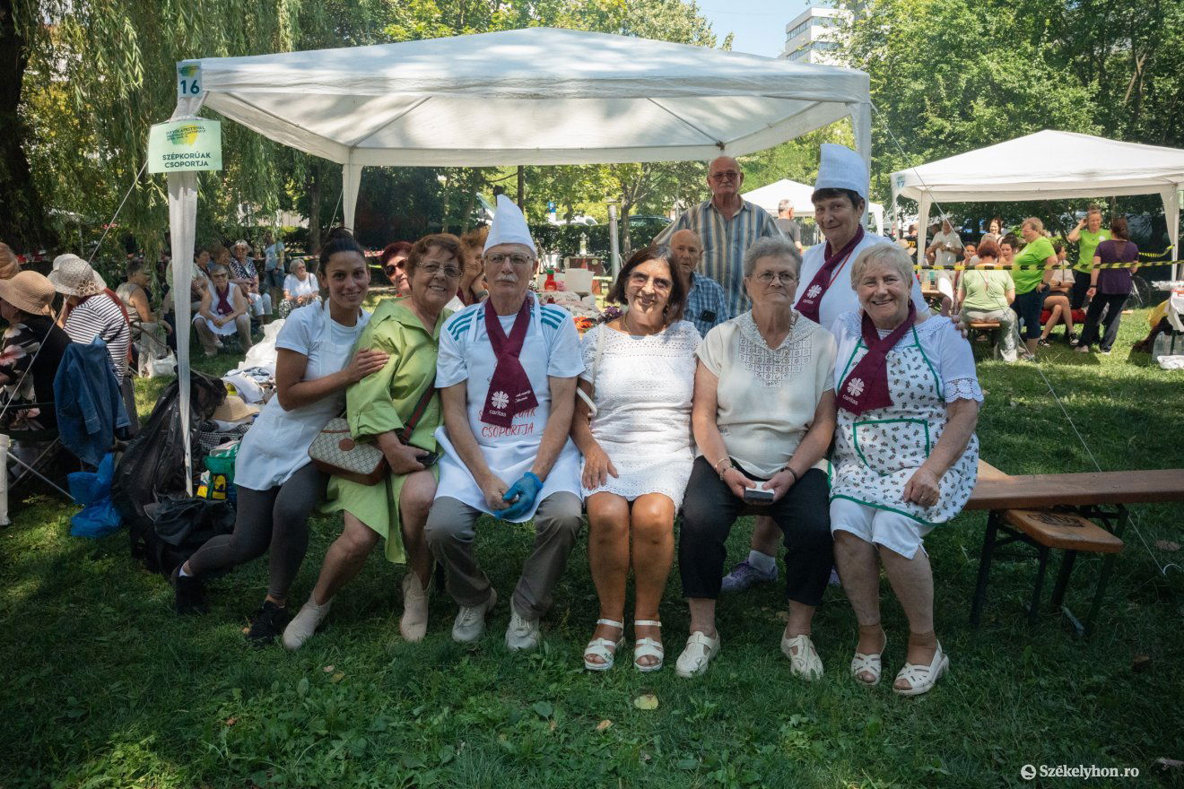 Szépkorúak összetartó csapata. Először vettek részt a Pityókafesztiválon •  Fotó: Borbély Fanni