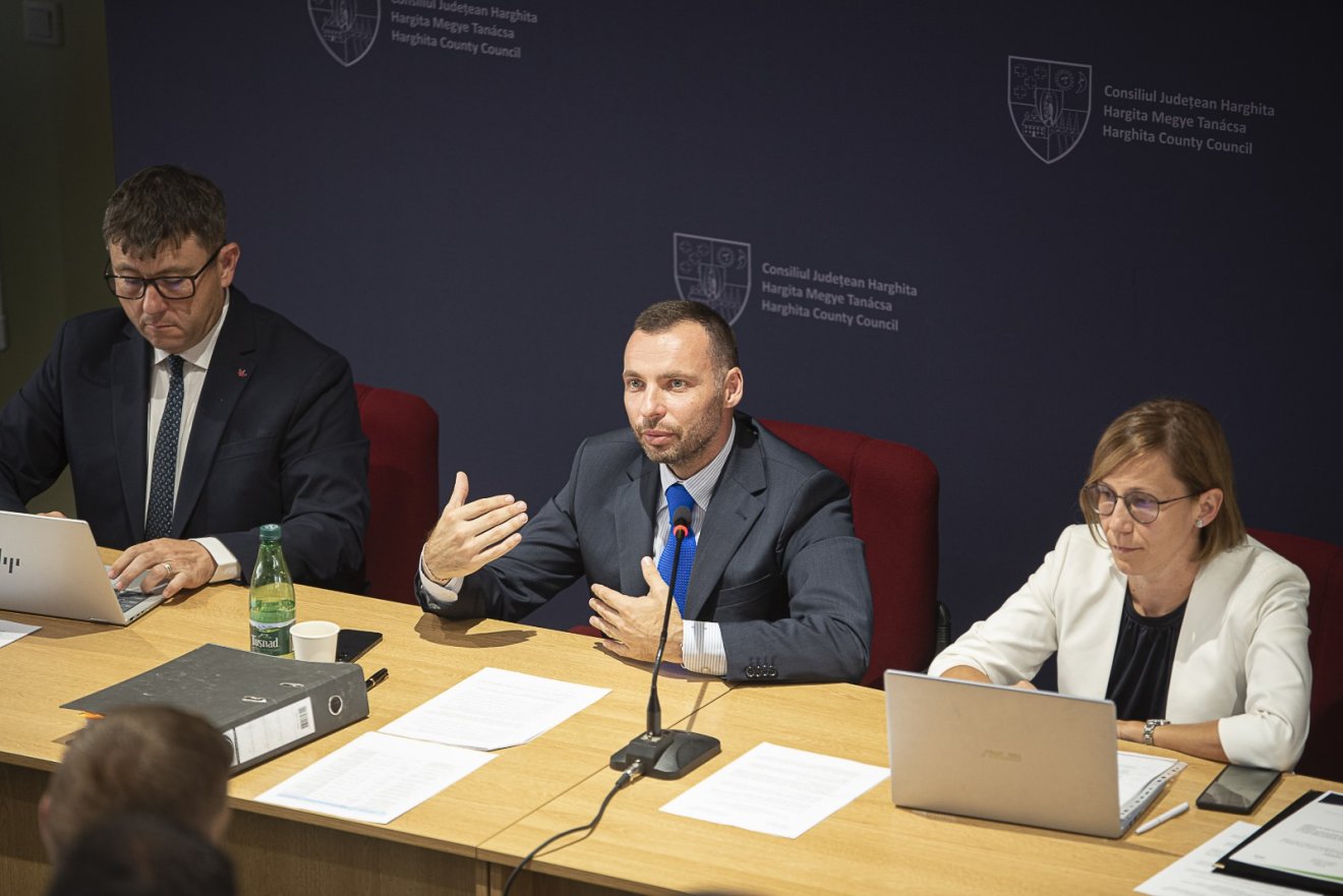 Bíró Barna-Botond: „Szétvertük a megyeházát, most már nem hagyhatjuk ilyen formában” •  Fotó: Hargita Megye Tanácsa