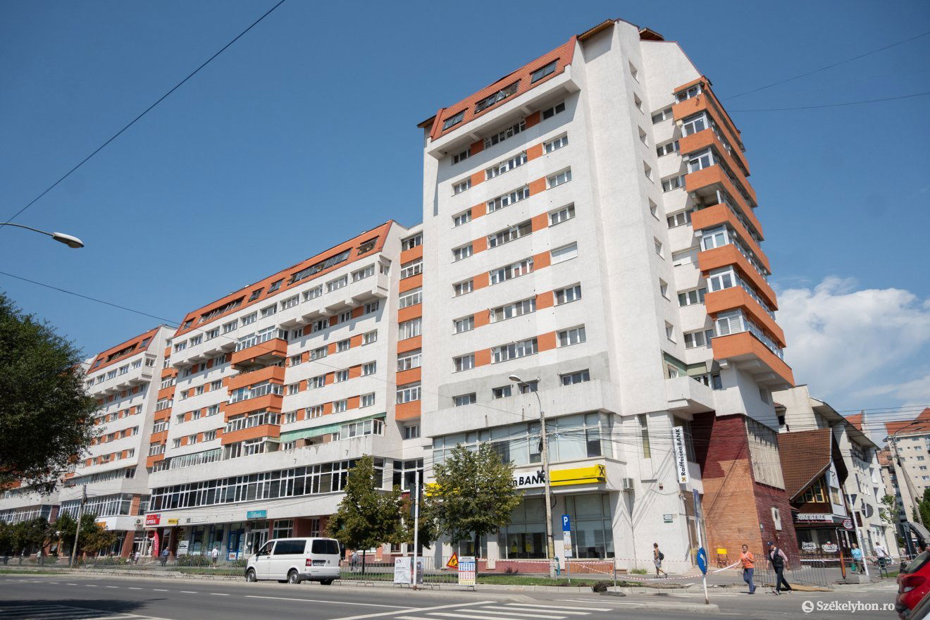 A Kossuth Lajos utca 20-26-os tömbházsornál be kell fejezni a munkát •  Fotó: Borbély Fanni