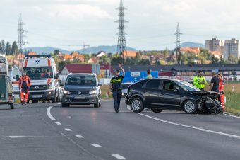 Autók ütköztek, az egyik jármű lesodródott az úttestről Csíkszereda kijáratánál