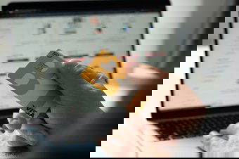 Fekete péntek: tudatosabbak a vevők megszorítások idején, sokan csökkentik a költségvetést