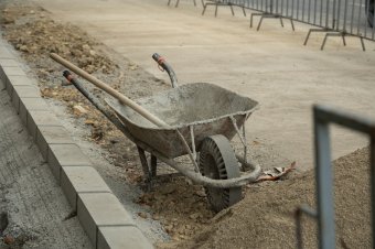 Megvan, hogy milyen beruházásokat függeszthetnek fel ezekben a szűk időkben
