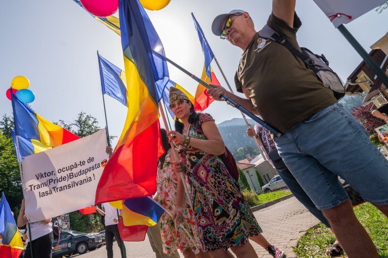 „Viktor inkább foglalkozz Transz(Pride) Budapesttel és hagyd Erdélyt” – Tîrnoveanuék kiszorulva demonstrálnak Tusványoson