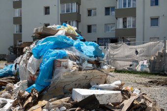 Bírság járhat azért is, ha a régi bútorainkat a szeméttároló mellé tesszük ki
