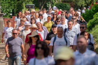 Érkeznek a résztvevők Orbán Viktor tusványosi beszédére