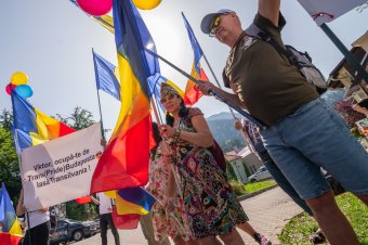„Viktor inkább foglalkozz Transz(Pride) Budapesttel és hagyd Erdélyt” – Tîrnoveanuék kiszorulva demonstrálnak Tusványoson