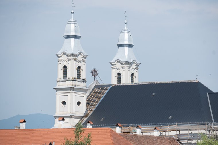 Jól haladnak a külső munkálatokkal, hamarosan a csíksomlyói kegytemplom tornyai is megújulhatnak