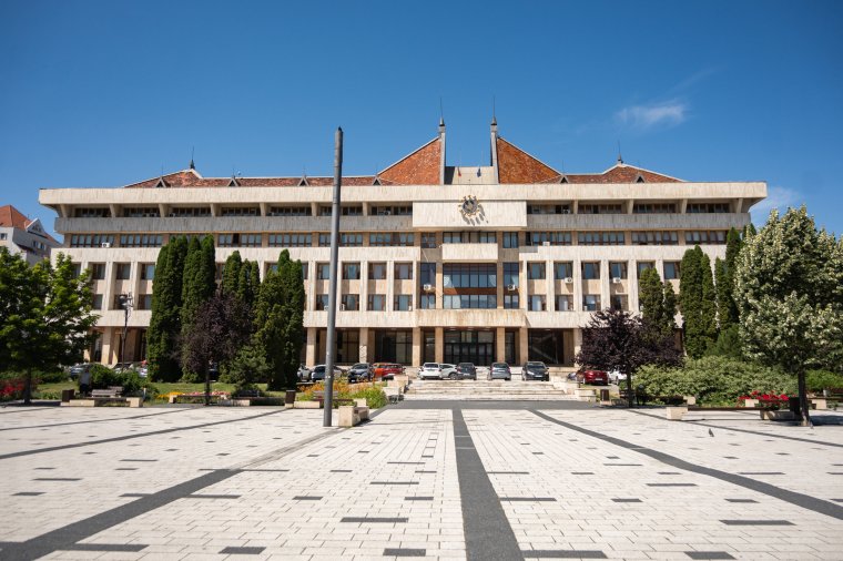 Fákat vágnak ki a csíkszeredai megyeháza környékén, útlezárásokra lehet számítani