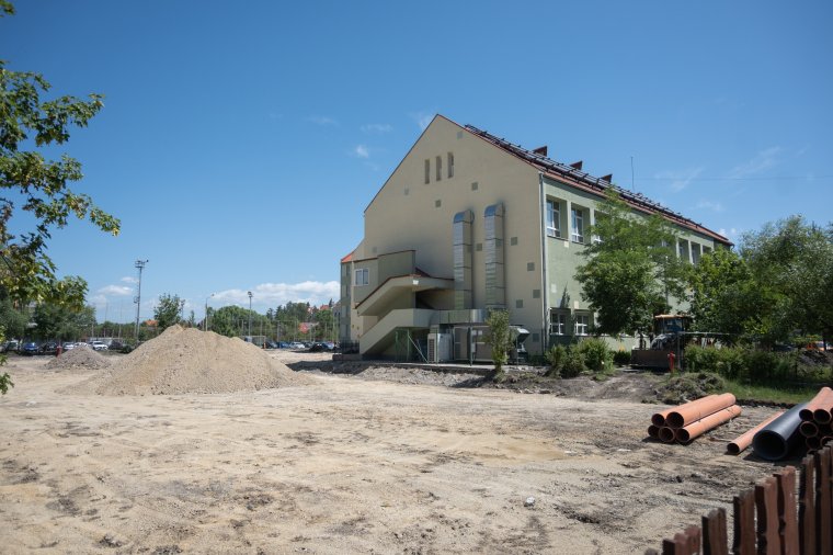 Közel hatmillió lejből újítják fel a csíkszeredai Nagy Imre-iskola udvarát