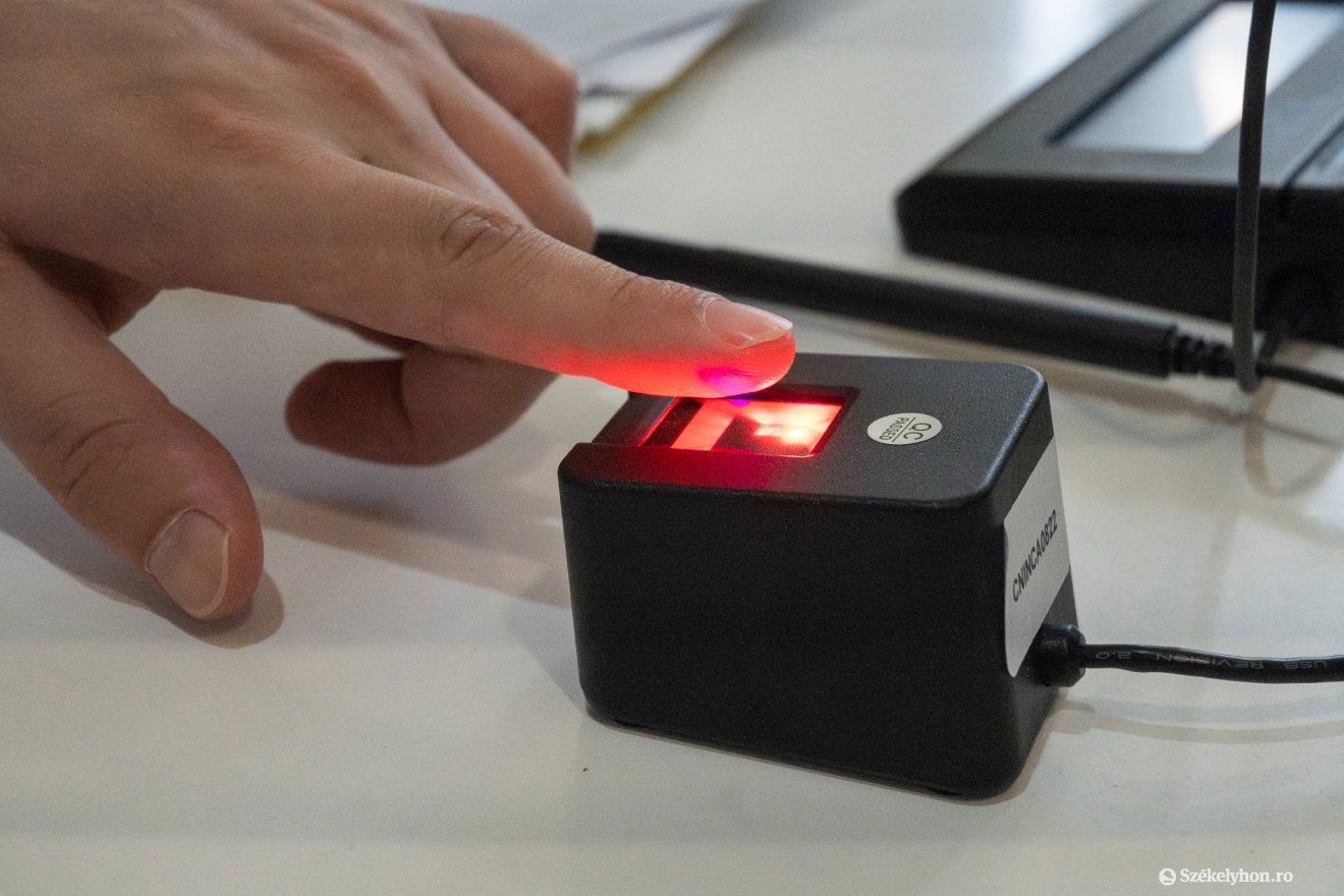 Biometrikus adatot vesznek az e-személyihez •  Fotó: Borbély Fanni
