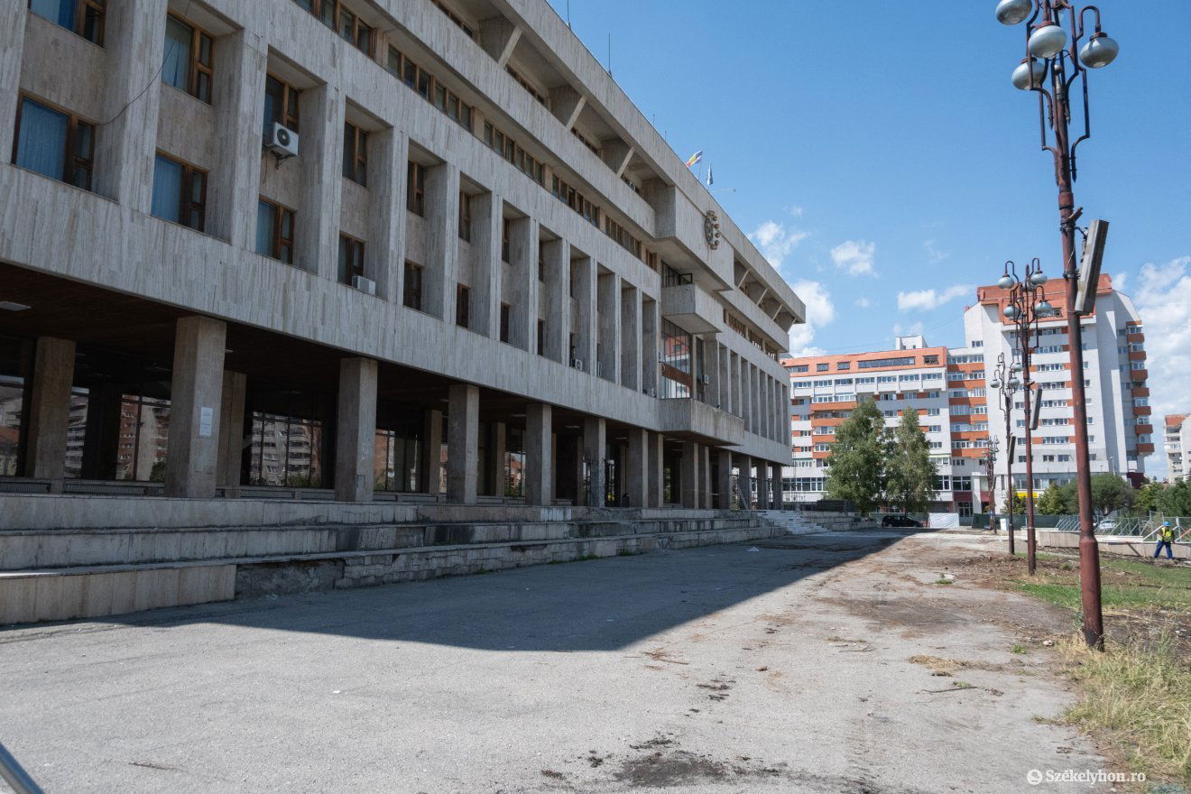 Utolsó ülését tartotta a felújítás végeztéig Hargita Megye Tanácsa ebben az épületben •  Fotó: Borbély Fanni