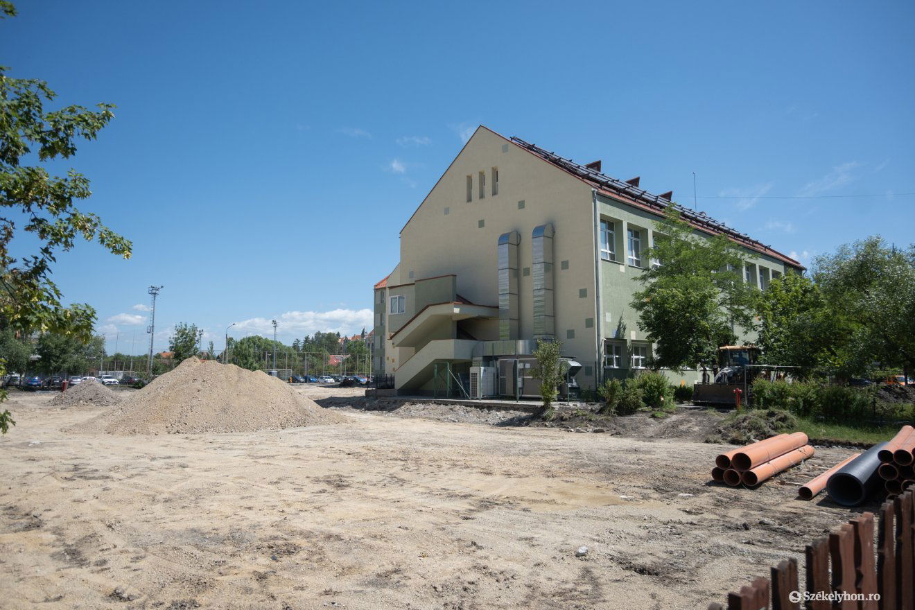 Építőtelep az iskolaudvaron. Közel hatmillió lejbe kerül a felújítás