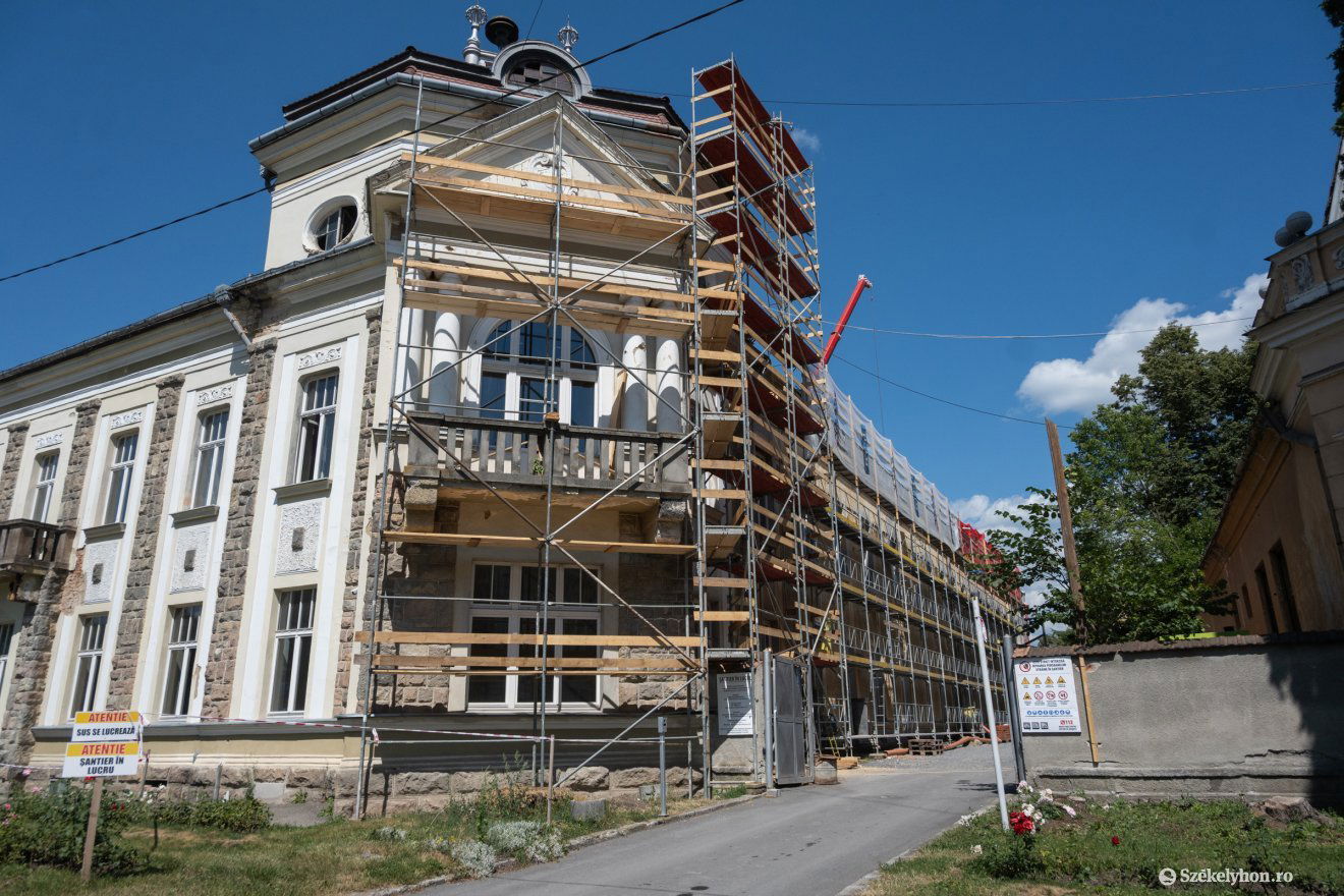 A csíkszeredai városházát is felújítják, innen is kiköltözött a legtöbb intézmény •  Fotó: Borbély Fanni
