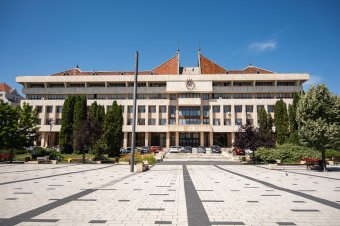 Fákat vágnak ki a csíkszeredai megyeháza környékén, útlezárásokra lehet számítani