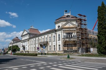 A mennyezet is cserére szorul a csíkszeredai városházán