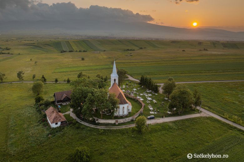 Amikor a turista bemegy a székelyföldi templomba